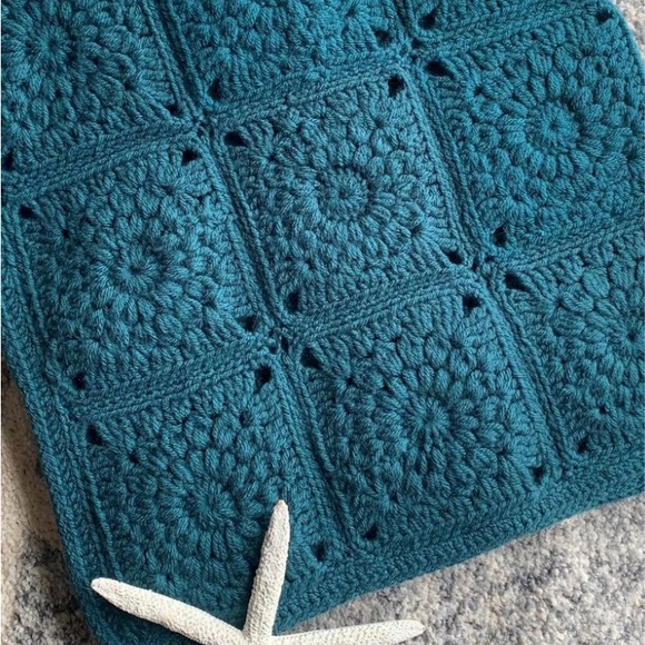 Handcrafted Teal Sunburst Baby Blanket - Picture 6 of 6